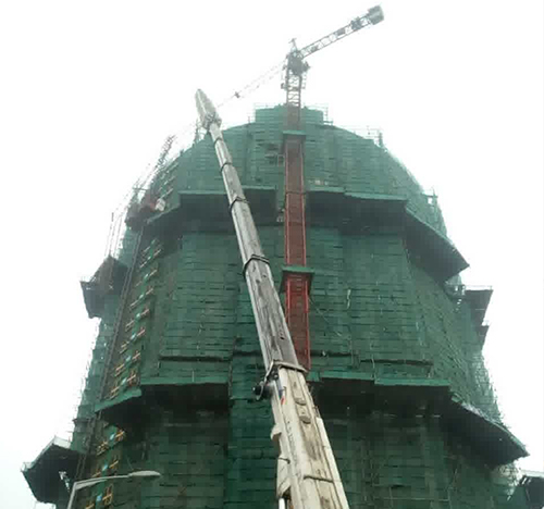 疏勒吊车在工地上作业